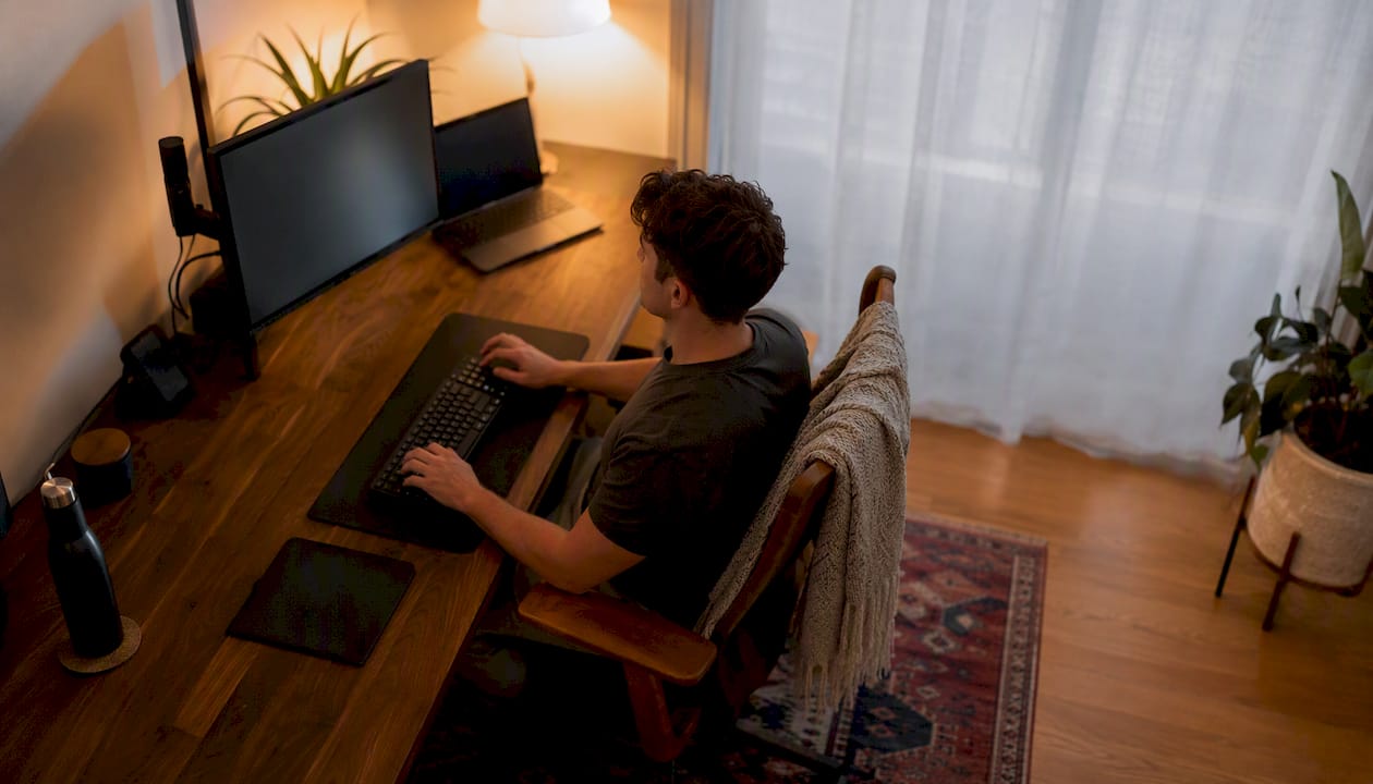 Ergonomic office setup preventing TOS strain